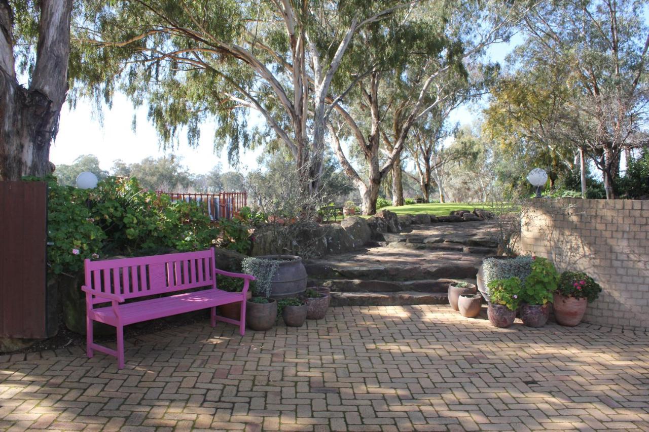 Outback Cellar & Country Cottage Dubbo Exterior photo