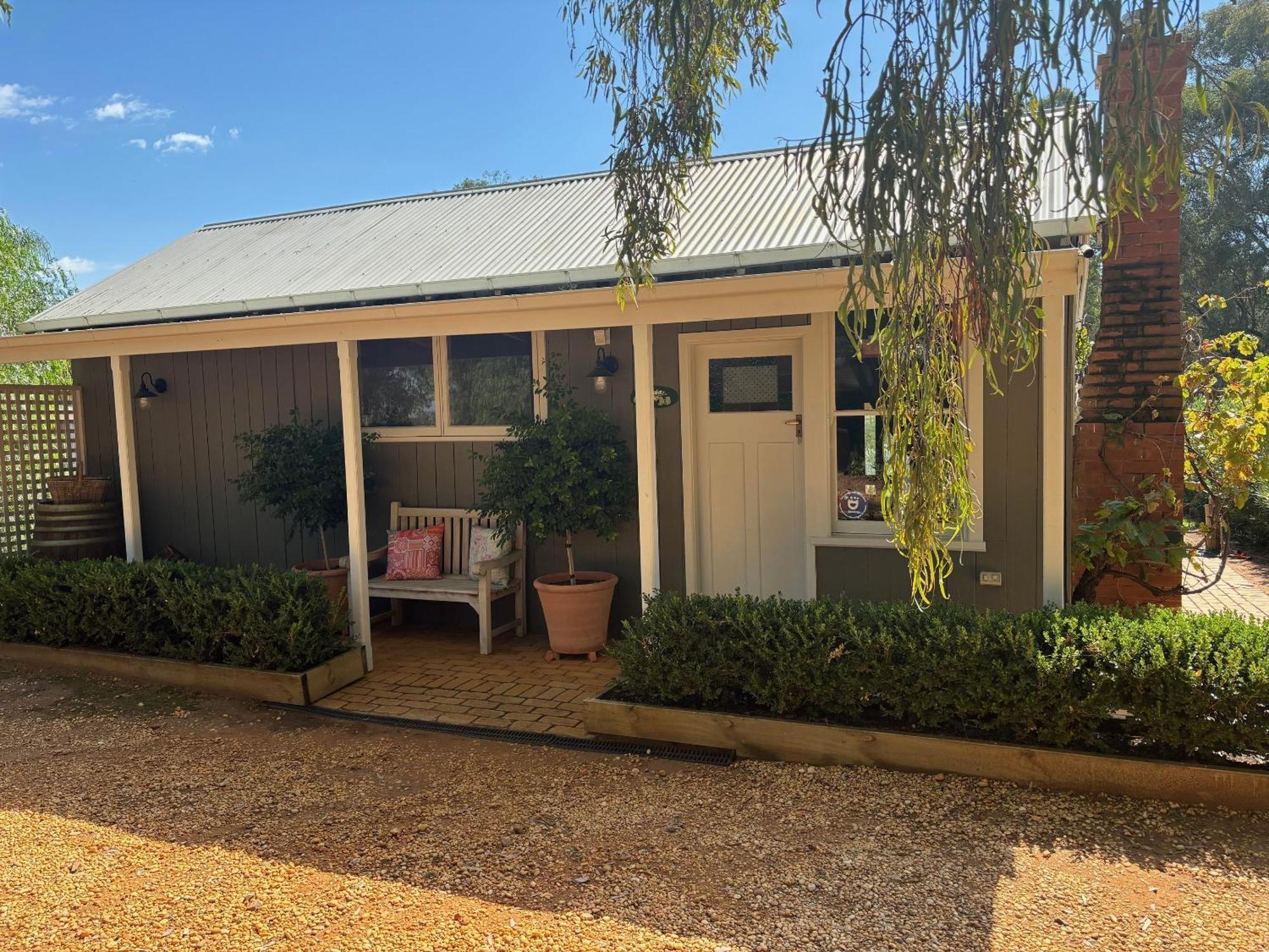 Outback Cellar & Country Cottage Dubbo Exterior photo
